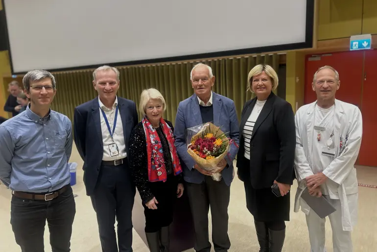 En gruppe mennesker som poserer for et bilde