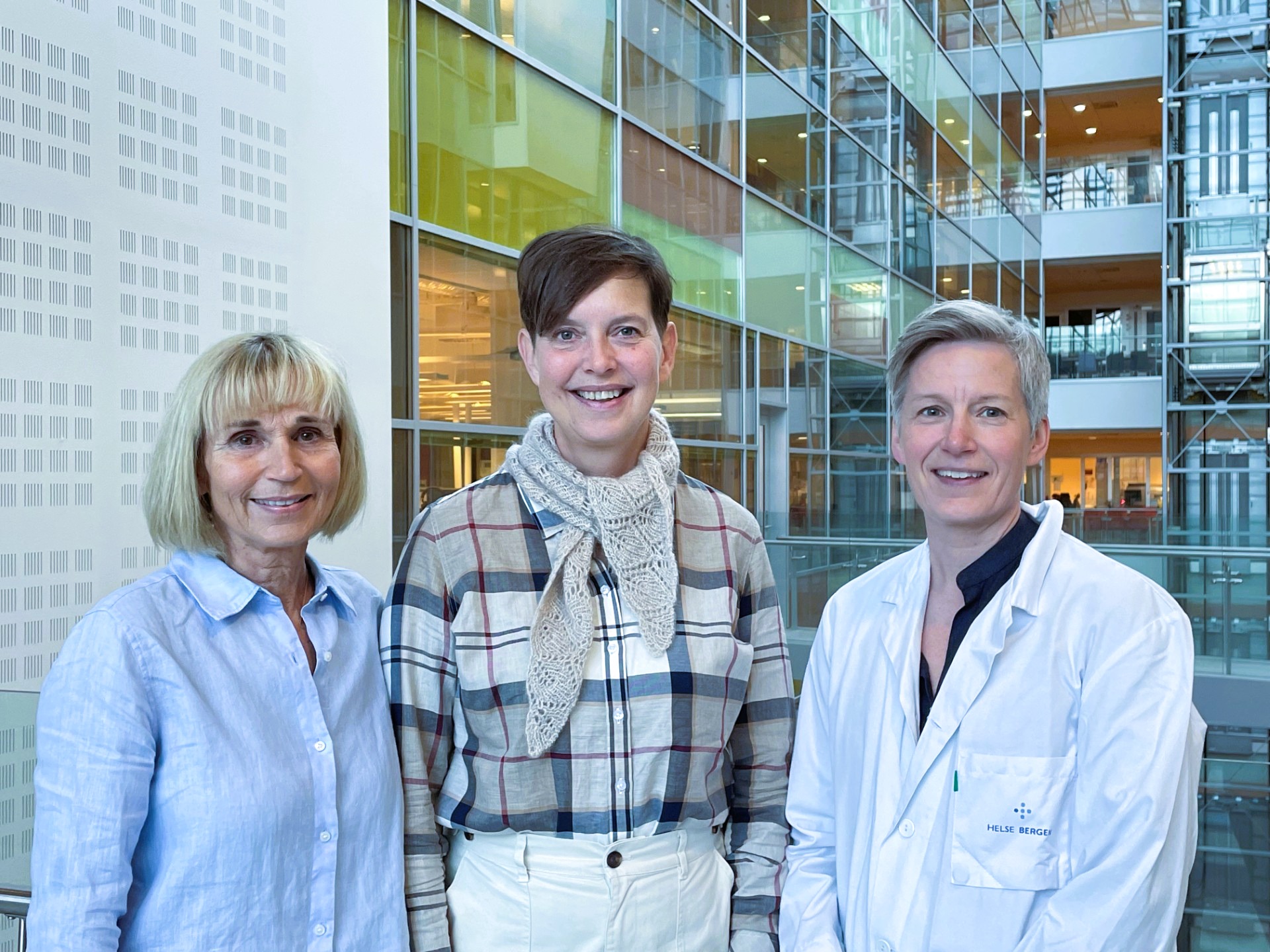 En gruppe kvinner som smiler