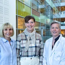 Ei gruppe kvinner som smiler