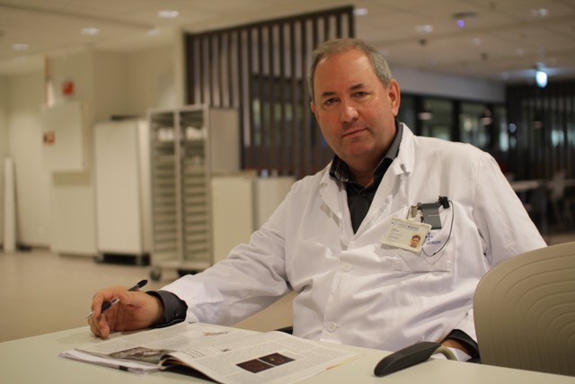 Lege i hvit frakk som sitter