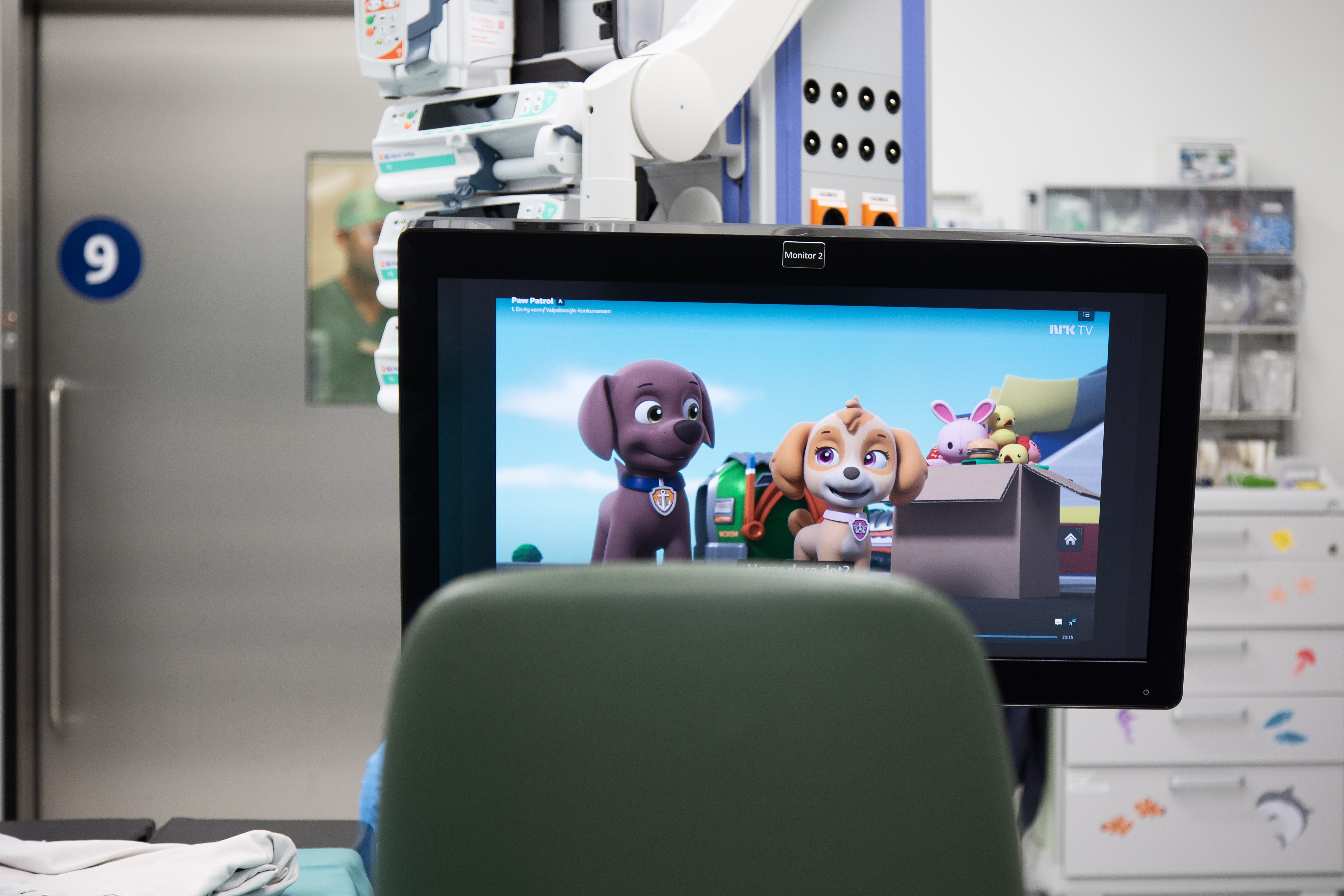 En stol med en tv-skjerm