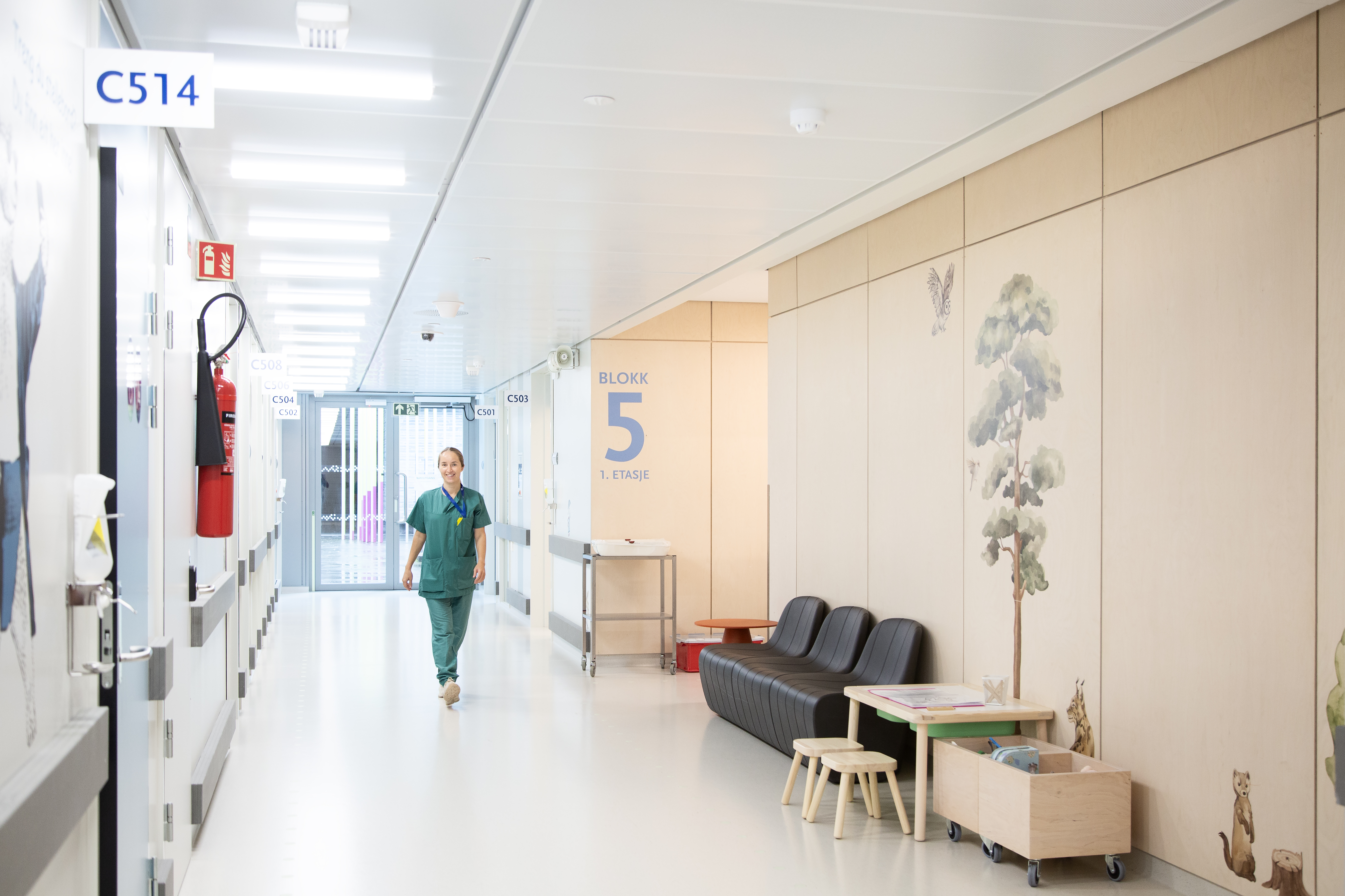 Et menneske som går nedover en korridor