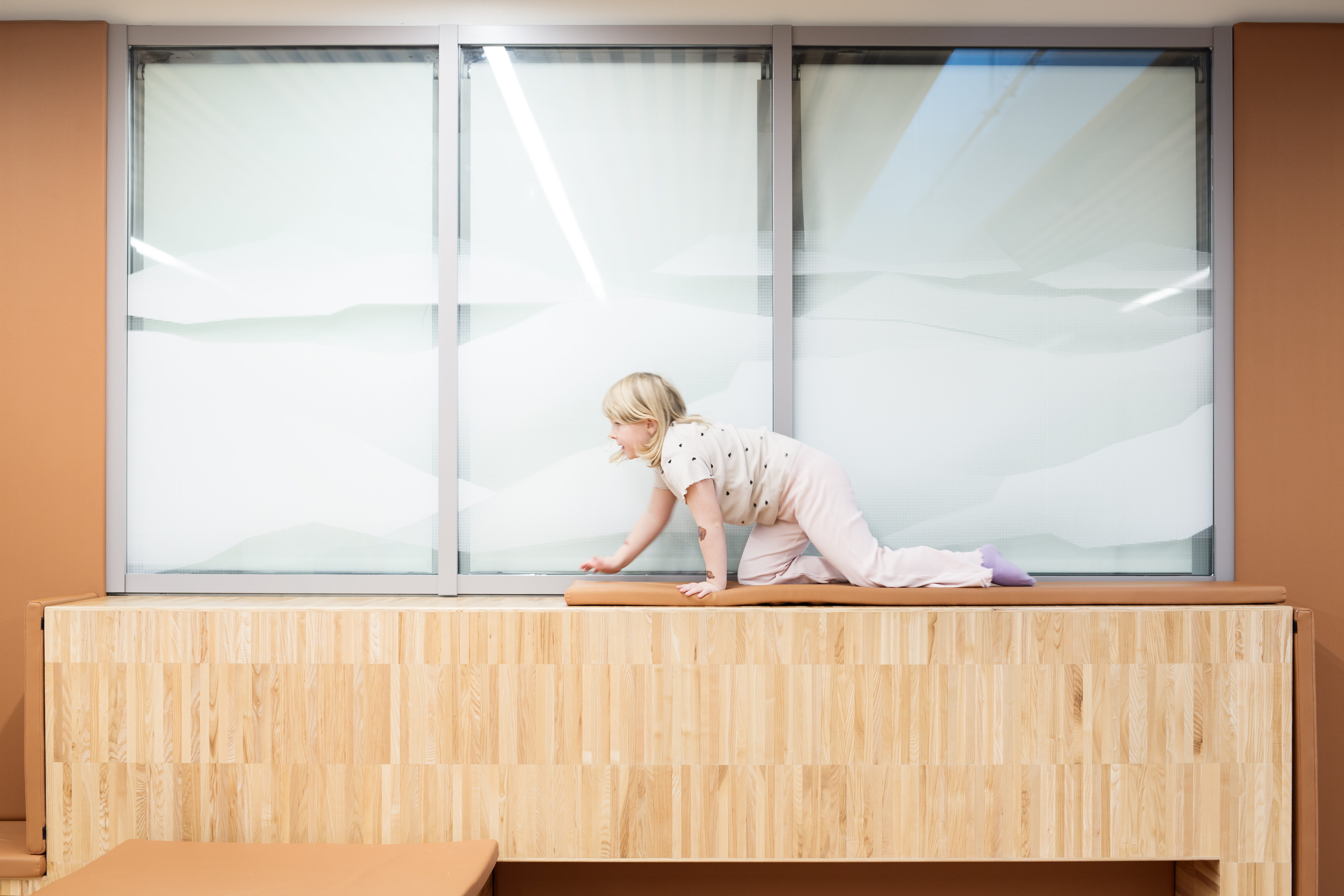 Et barn som krabber på en benk