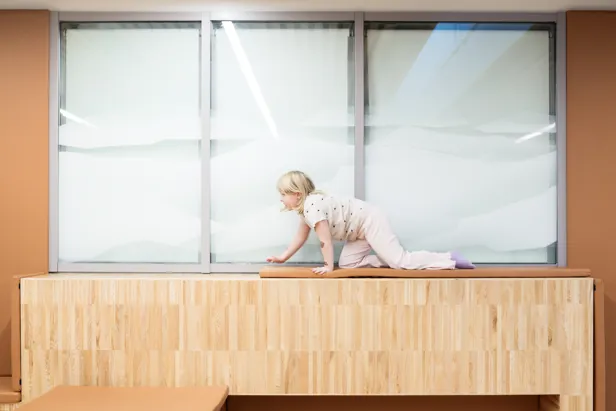 Et barn som krabber på en benk