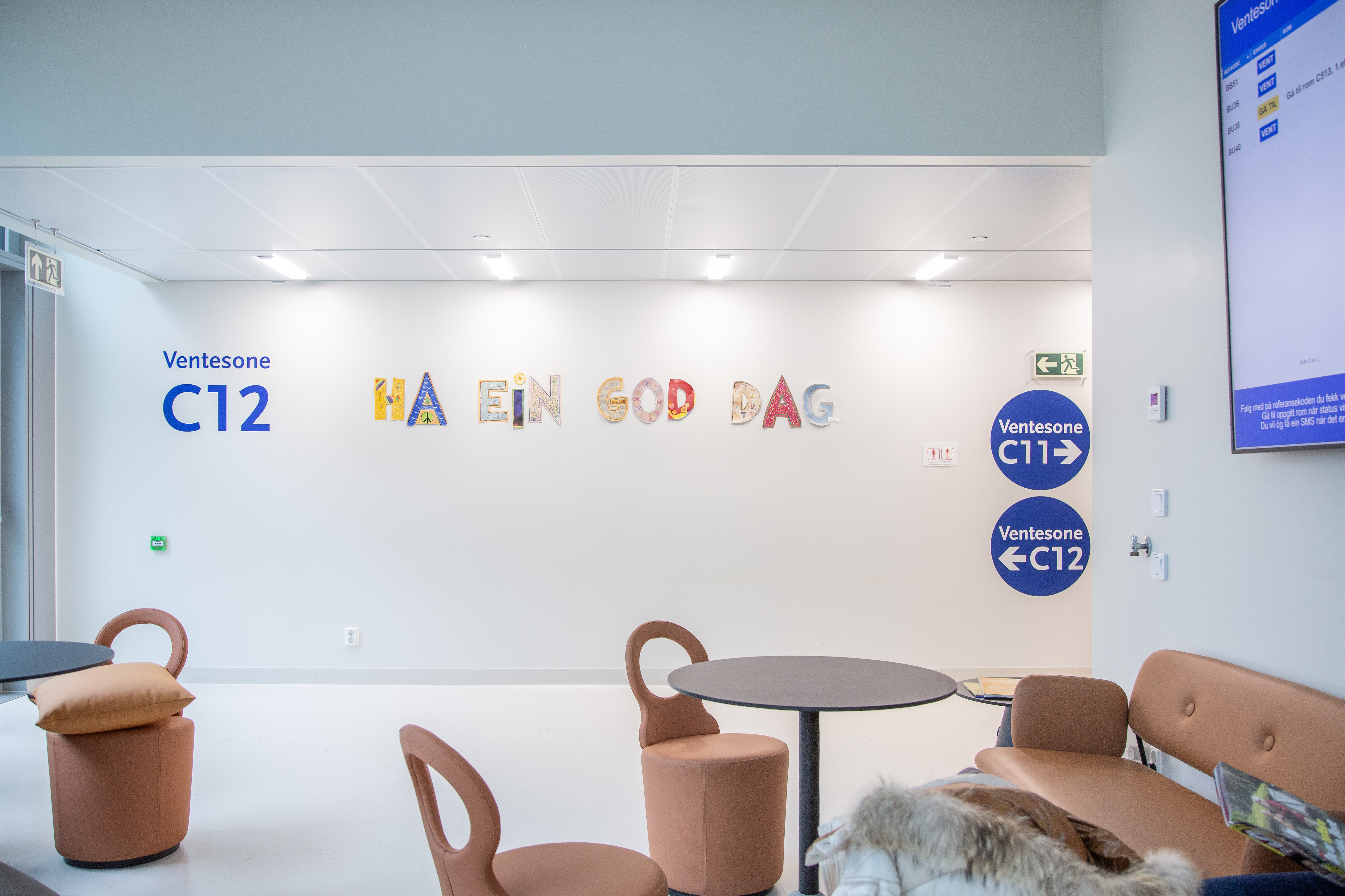 Et rom med stoler og bord