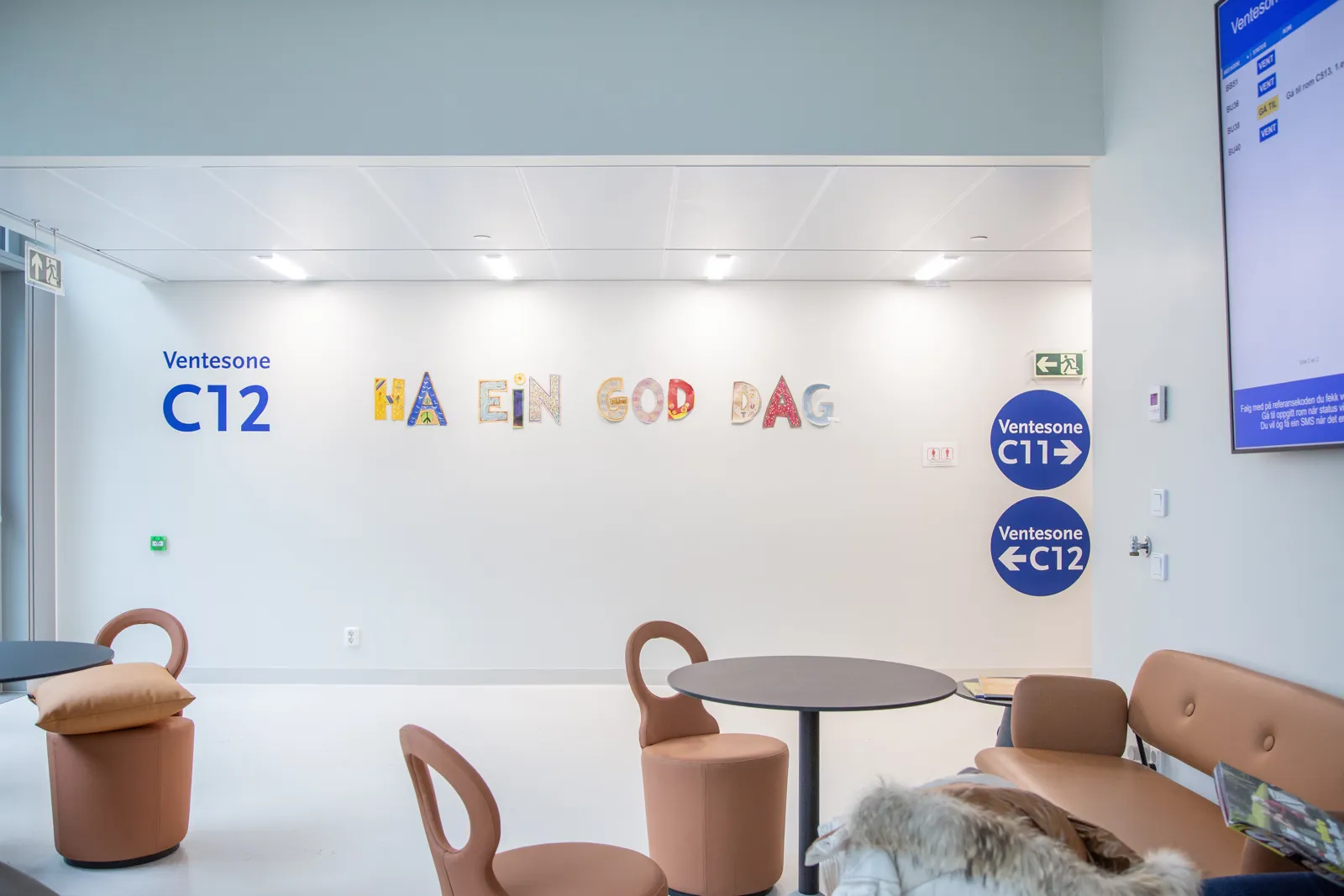 Et rom med stoler og bord