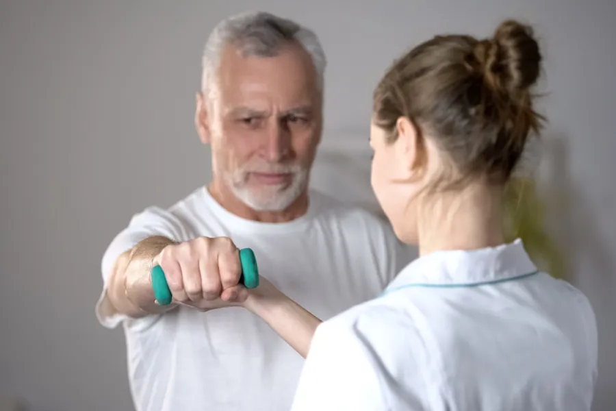 En mann som holder en manual og får hjelp av en kvinne