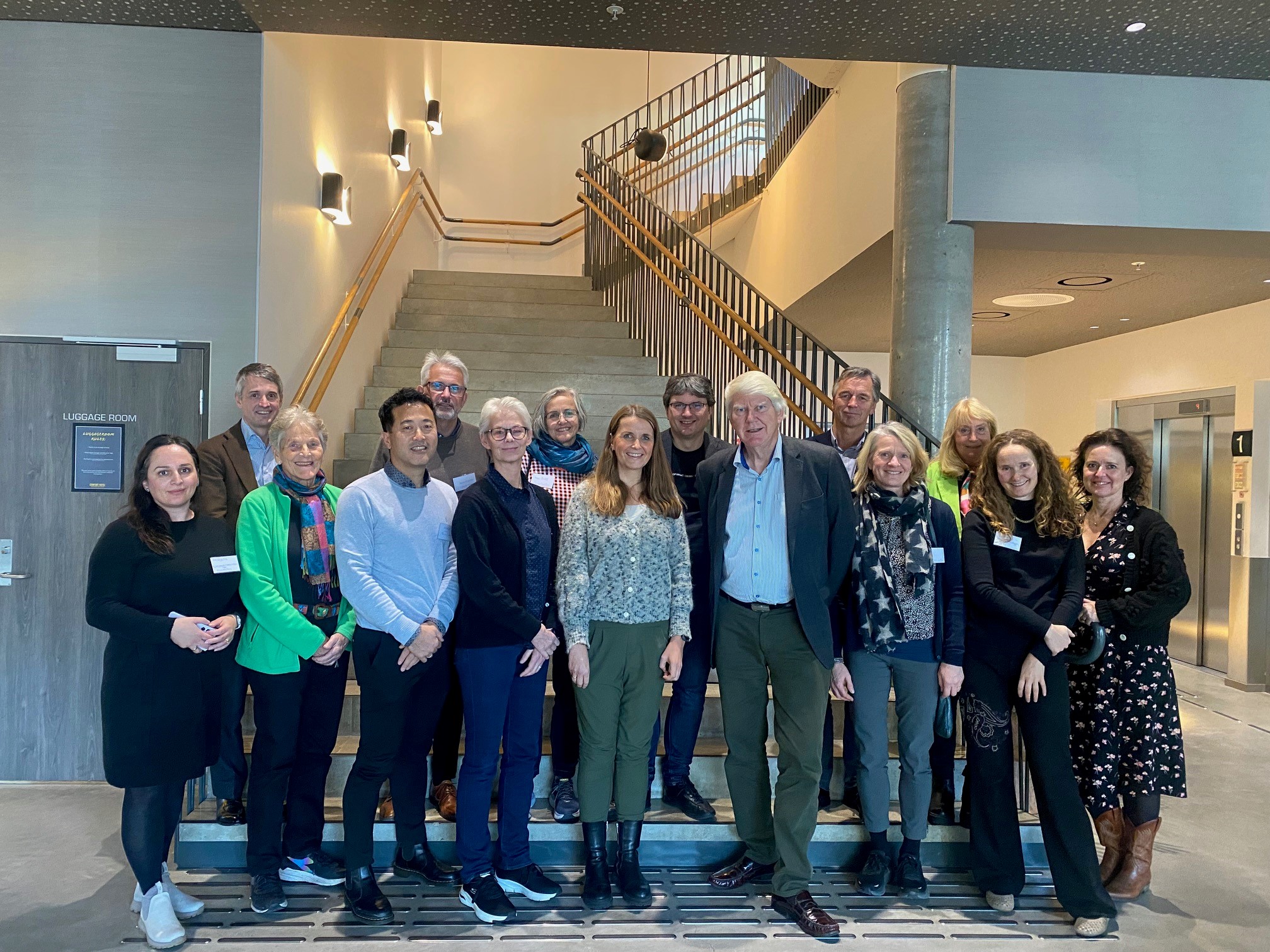 Brukarrådets medlemmer poserer foran ei trapp