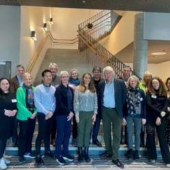 Brukarrådets medlemmer poserer foran ei trapp