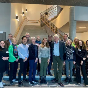 Brukarrådets medlemmer poserer foran en trapp