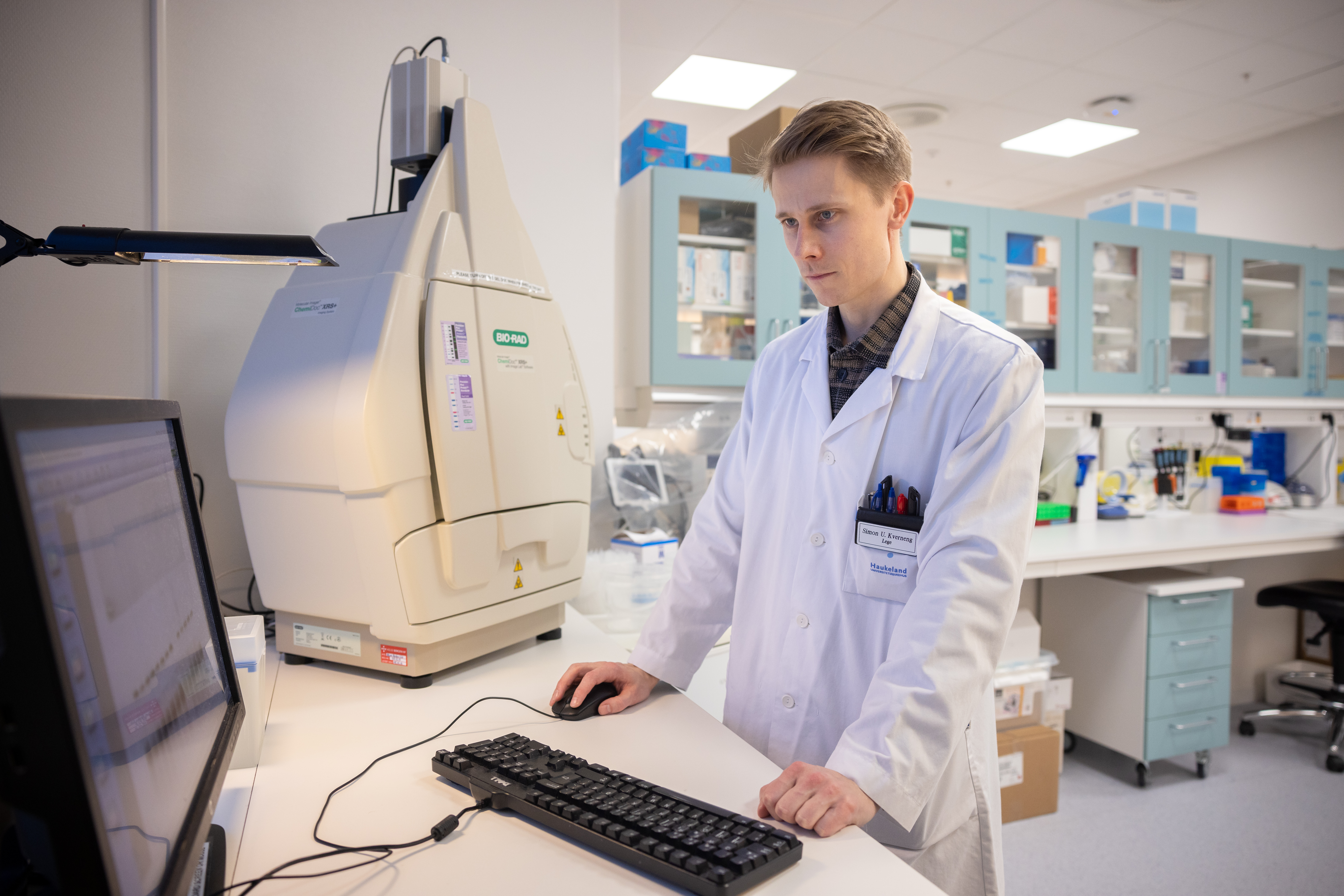 Forskar i kvit frakk på Neuro-SysMed sitt laboratorium.