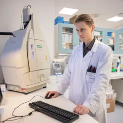 Forskar i kvit frakk på Neuro-SysMed sitt laboratorium.