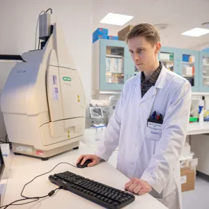 Forsker i hvit frakk på Neuro-SysMeds laboratorium.