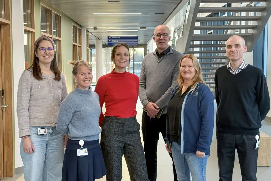 En gruppe mennesker som poserer for et bilde