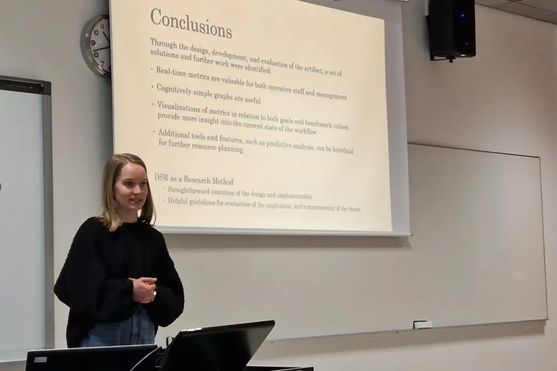 En person som står foran en tavle