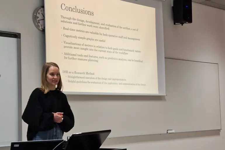 En person som står foran en tavle