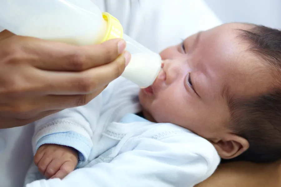En baby som blir matet melk