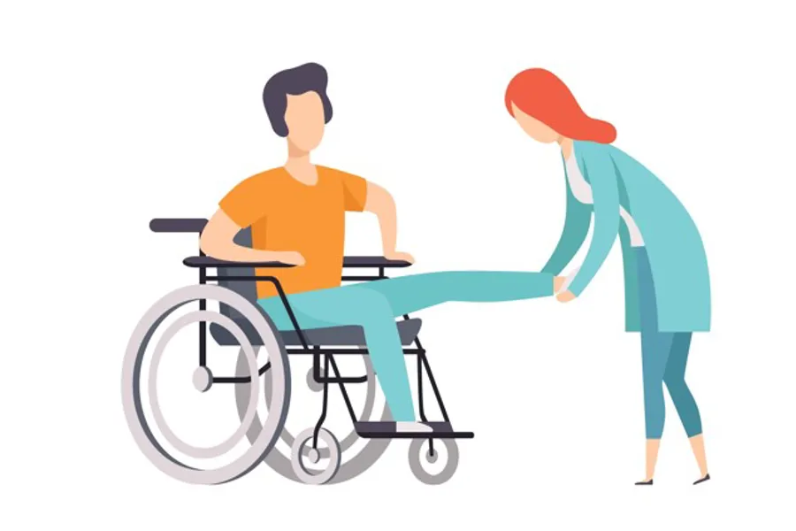 En kvinne som løfter benet til mann i rullestol