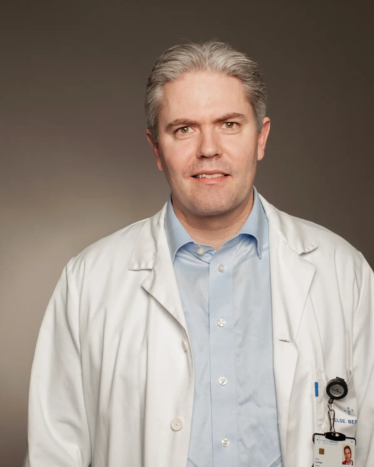 En mann iført hvit frakk