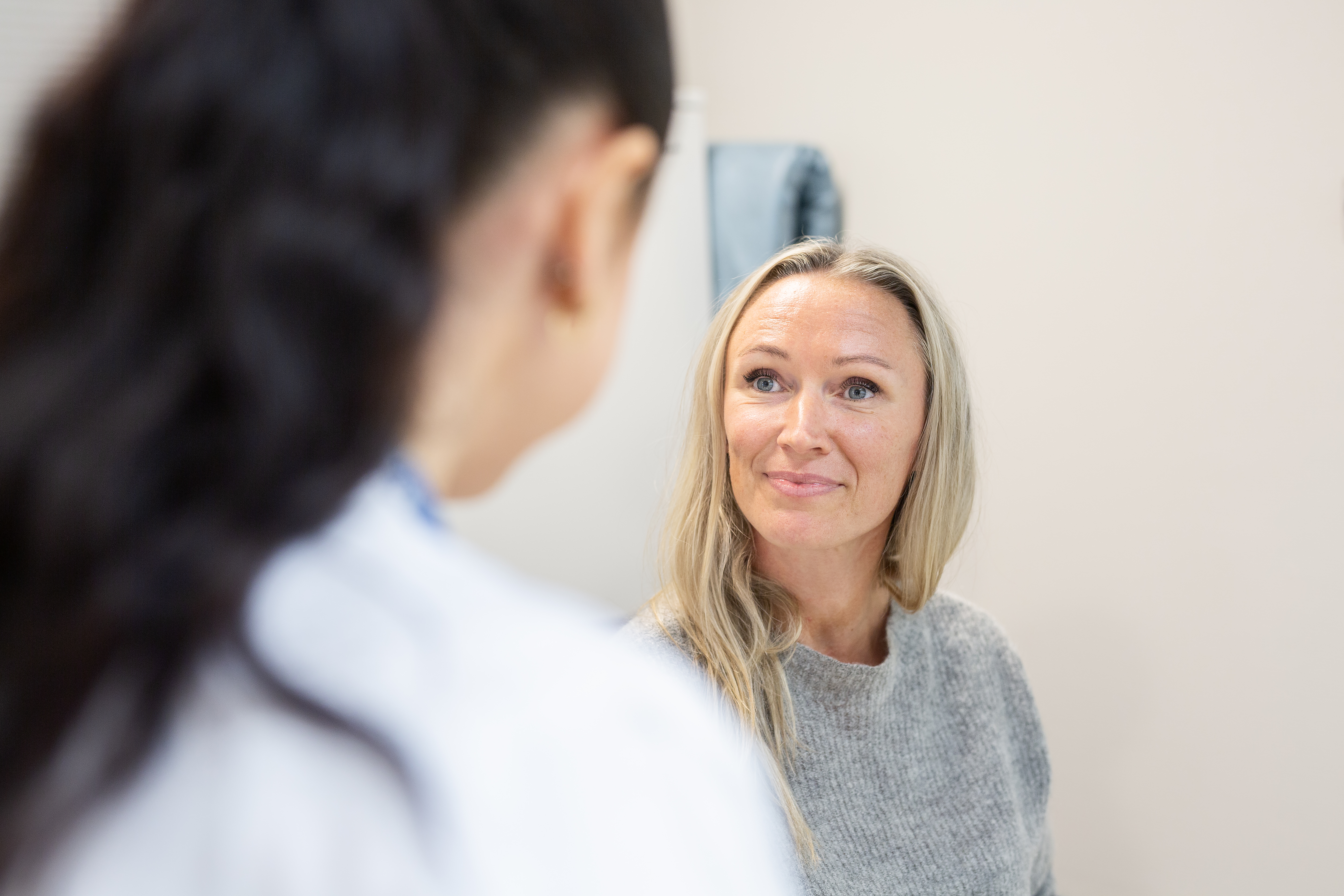 pasient blir tatt imot av helsepersonell