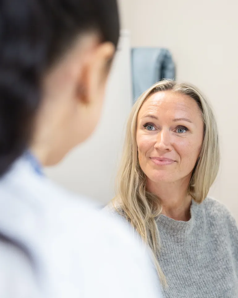 pasient blir tatt imot av helsepersonell