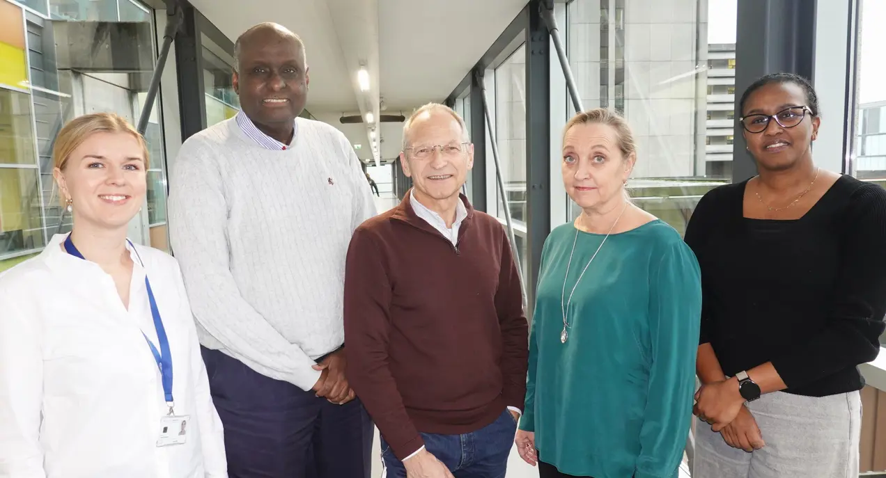 En gruppe mennesker som poserer for et bilde