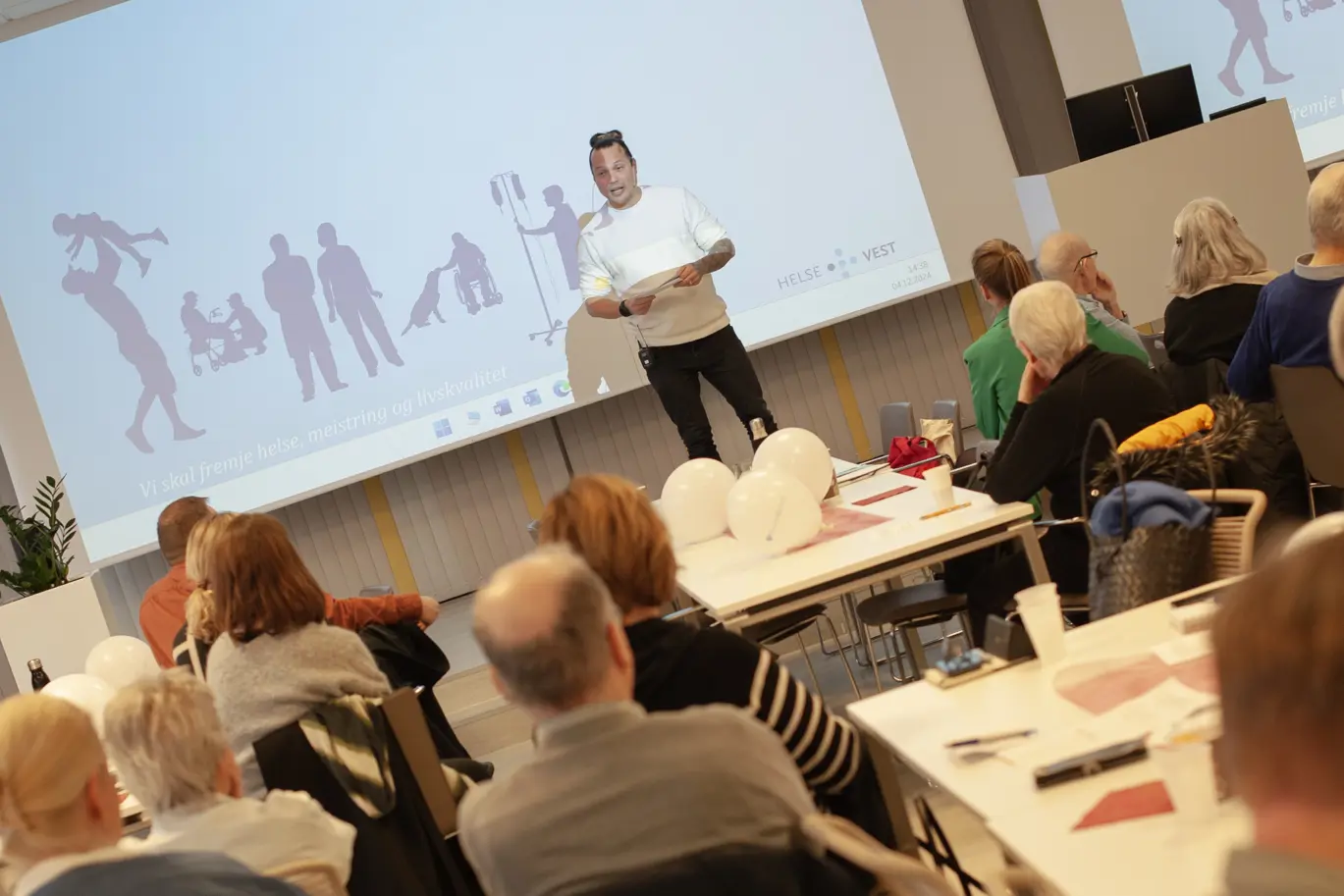 Ein person som held ein presentasjon for eit publikum