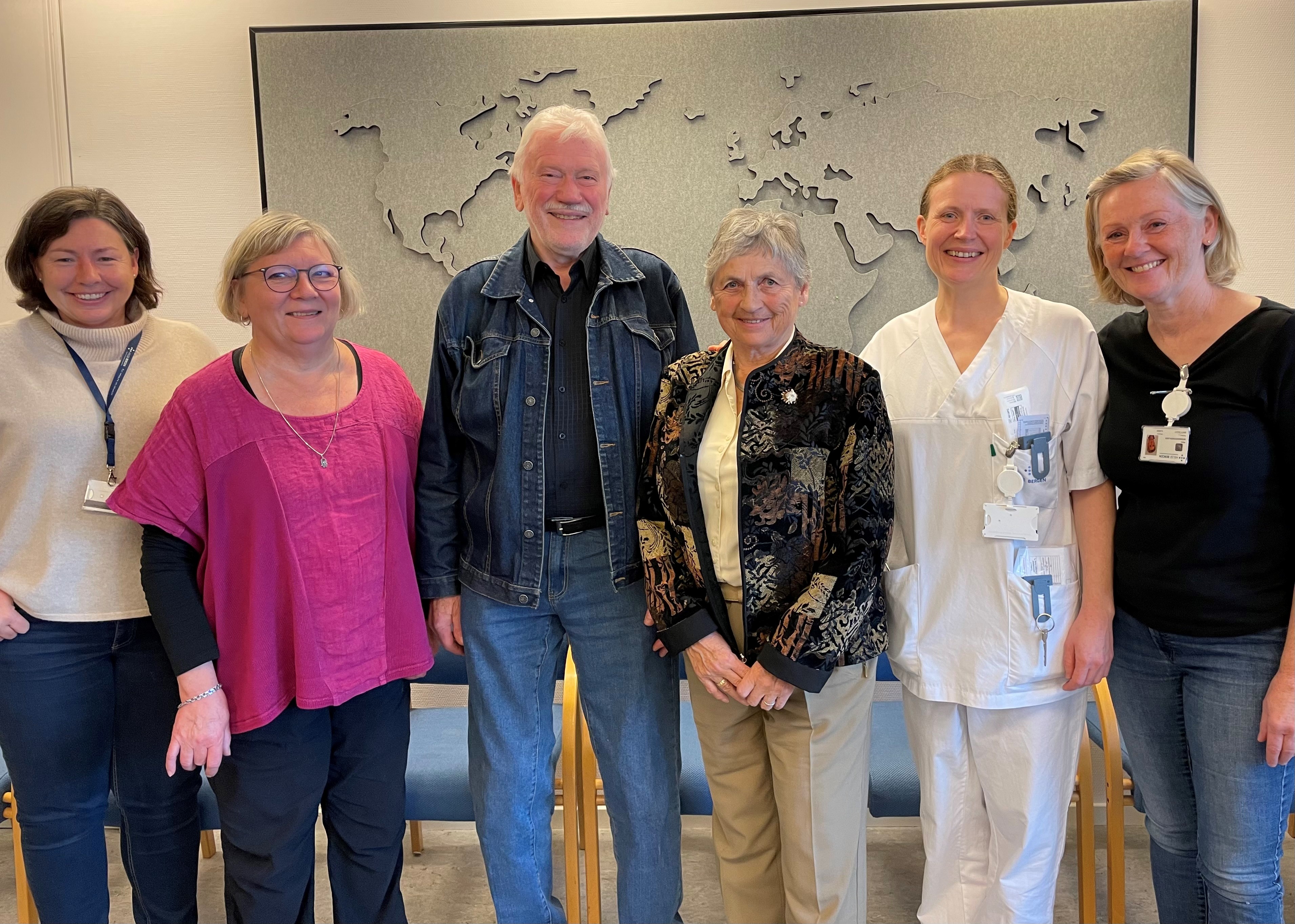 En gruppe mennesker som poserer for et bilde