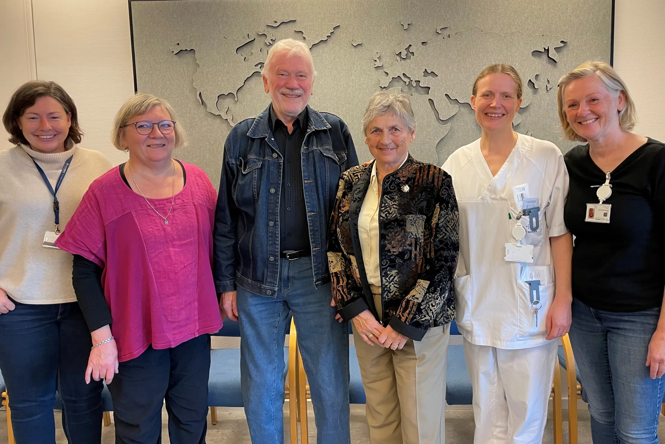 En gruppe mennesker som poserer for et bilde