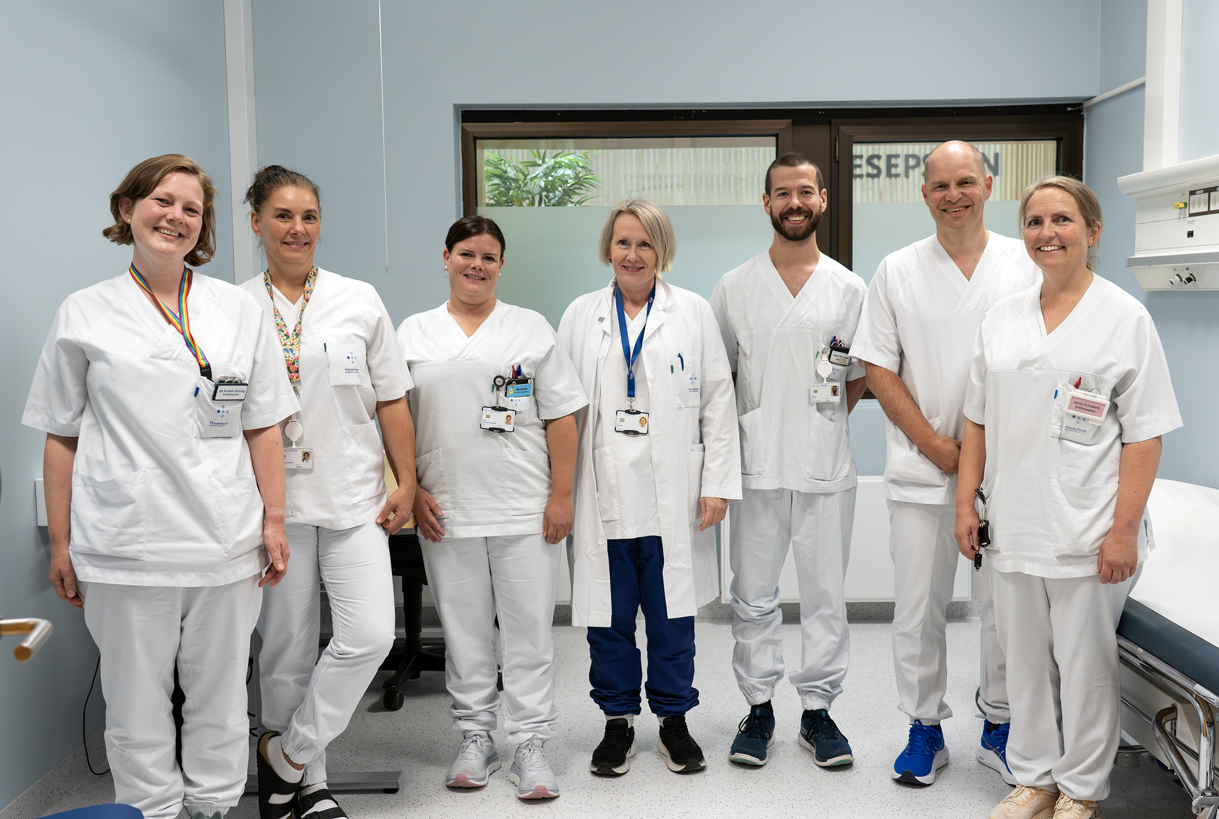 En gruppe mennesker iført hvite sykehusfrakker