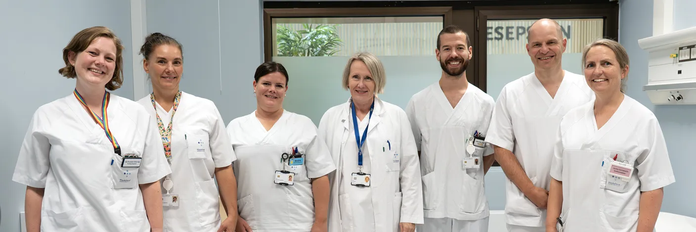 En gruppe mennesker iført hvite sykehusfrakker