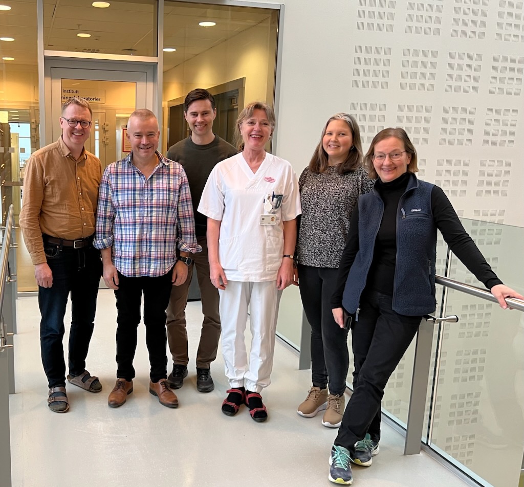 En gruppe mennesker som poserer for et bilde