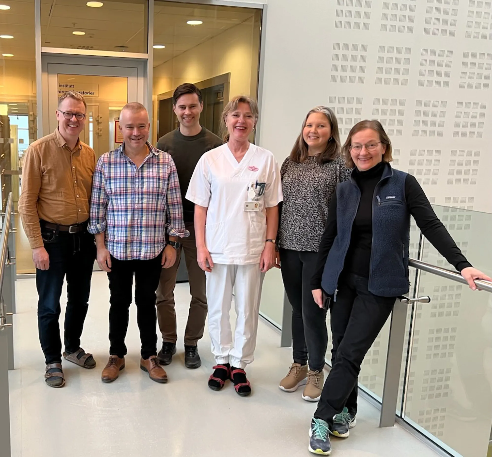 En gruppe mennesker som poserer for et bilde