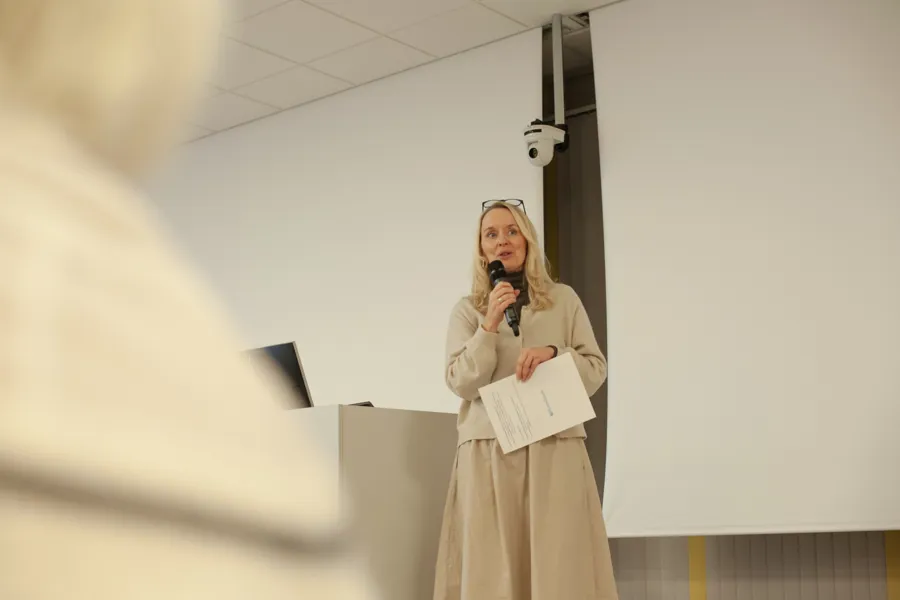 Kvinne holder foredrag for et publikum