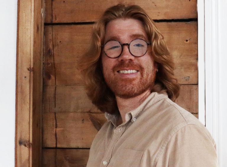 En person med langt hår og briller