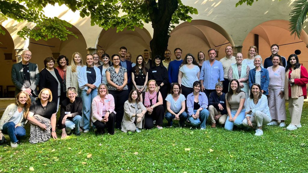 En gruppe mennesker som poserer for et bilde