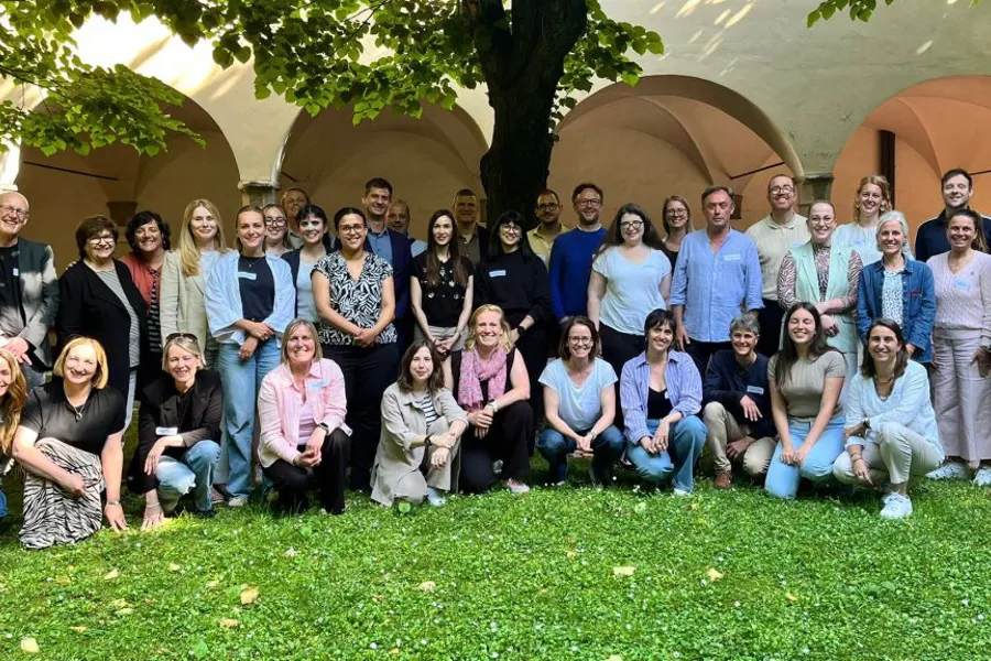 En gruppe mennesker som poserer for et bilde