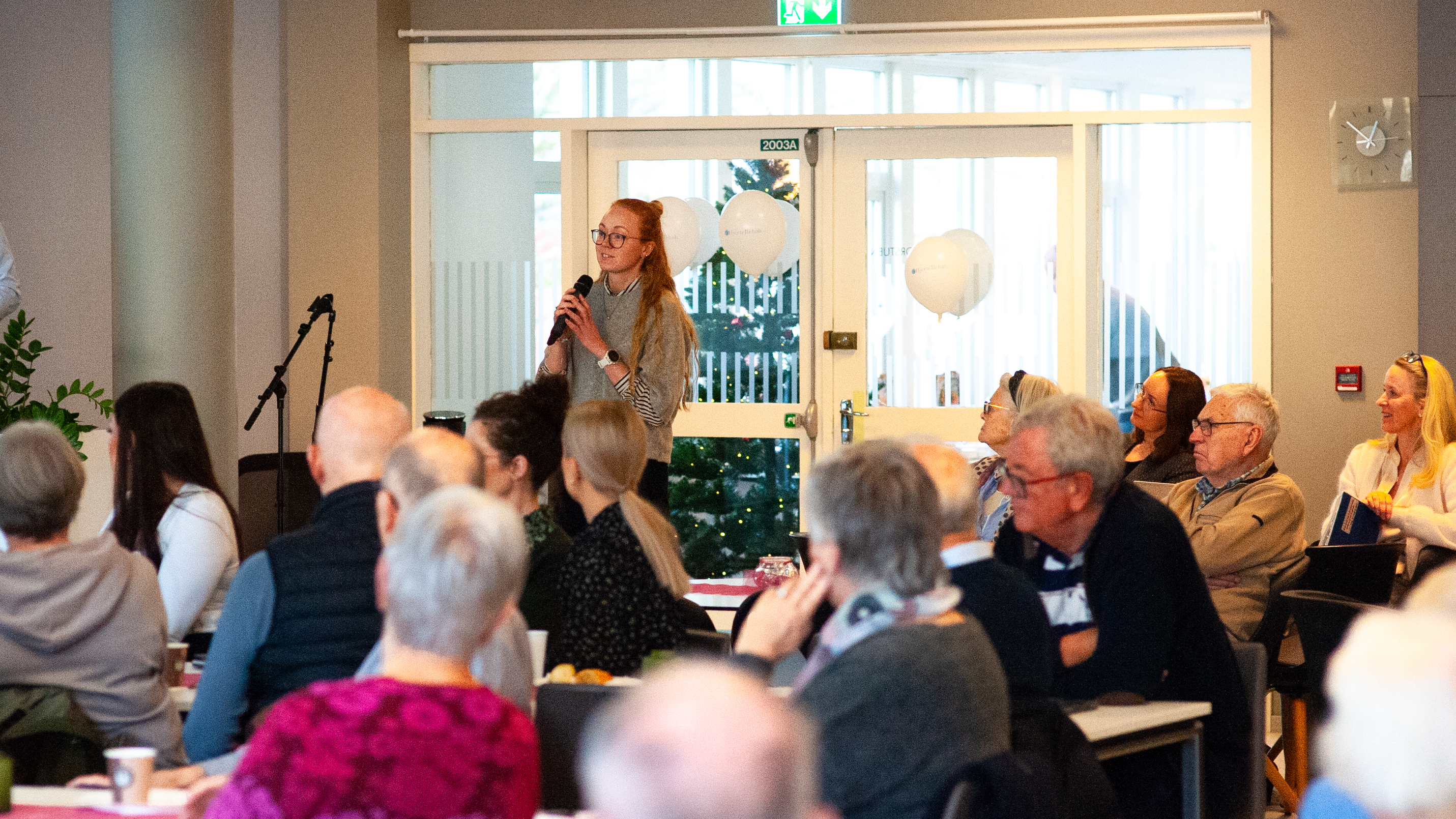 En mann som snakker til et publikum