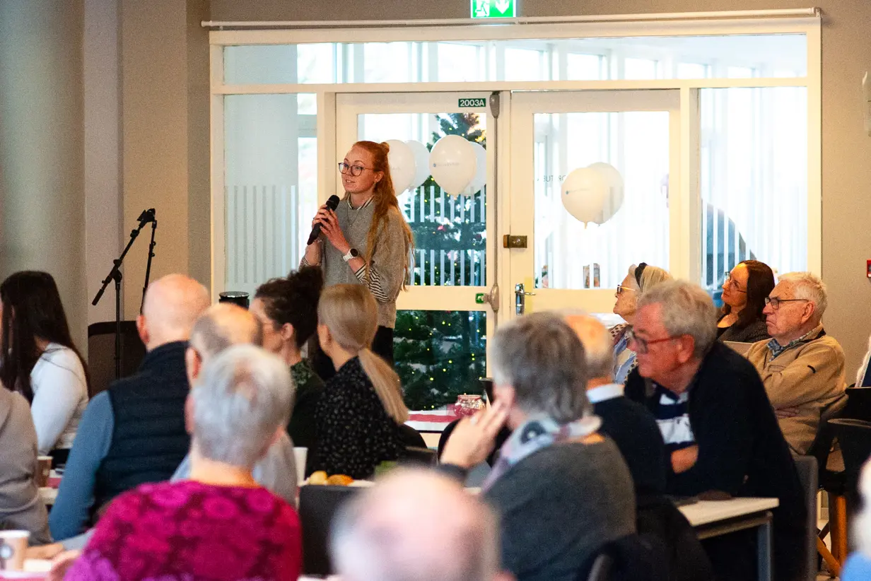 En mann som snakker til et publikum