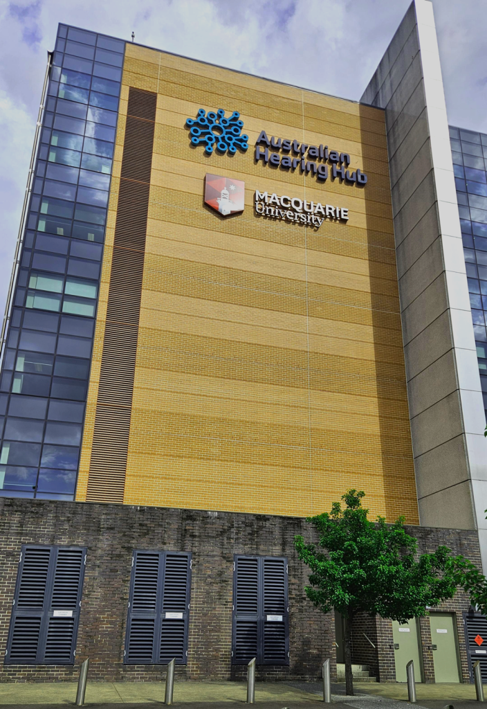 En bygning med et skilt på