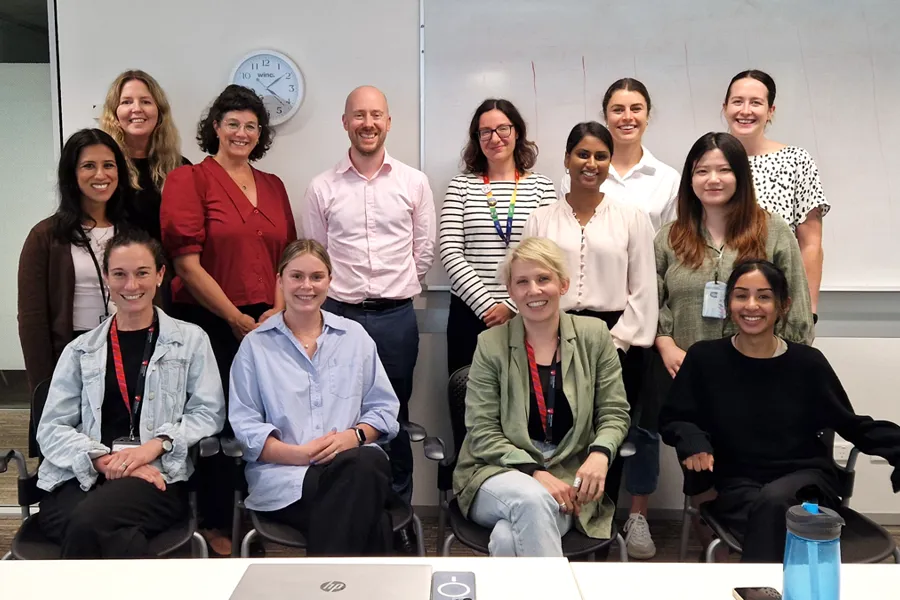 En gruppe mennesker som poserer for et bilde