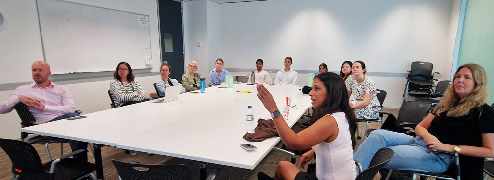 Smiti Kahlon made a presentation at the monthly research seminar for eCentre Clinic. To right PhD fellow Guri Elise Holgersen at Forhelse SFI.