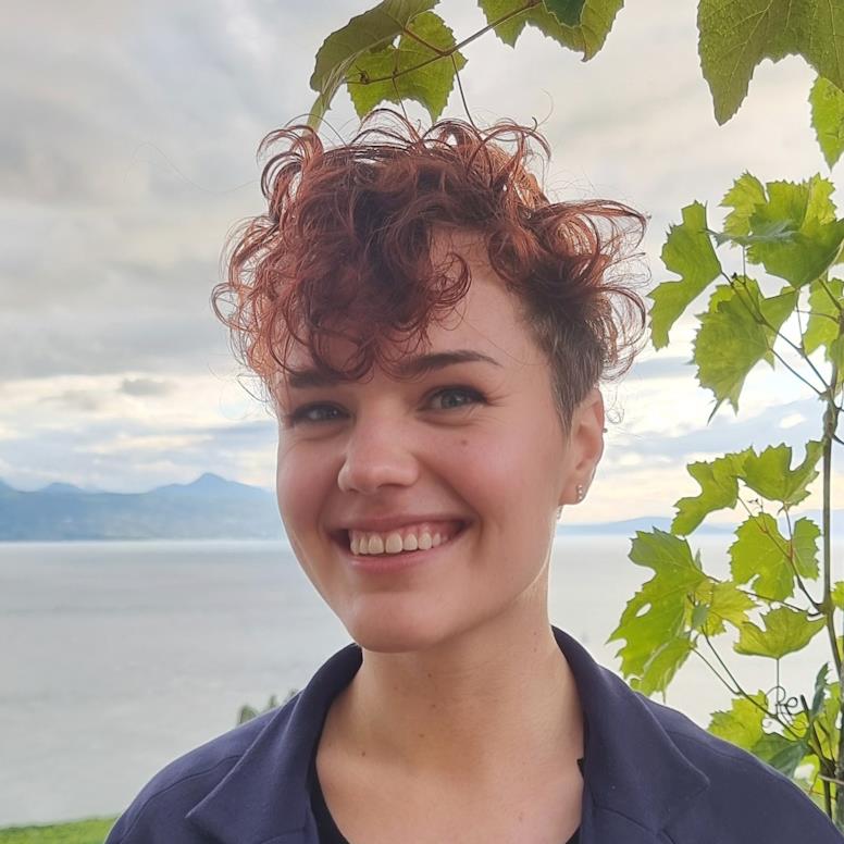 En smilende mann med rødt hår