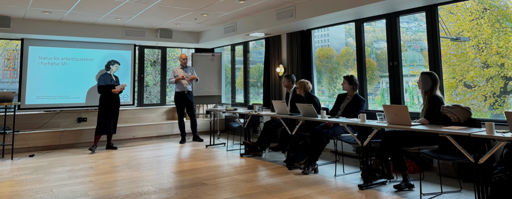 En gruppe mennesker i et møte