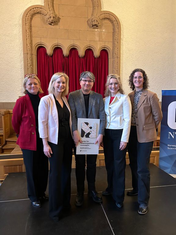 En gruppe mennesker som poserer for et bilde