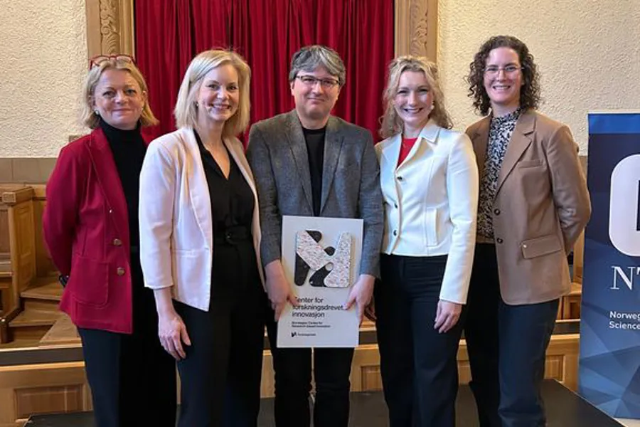 En gruppe mennesker som poserer for et bilde