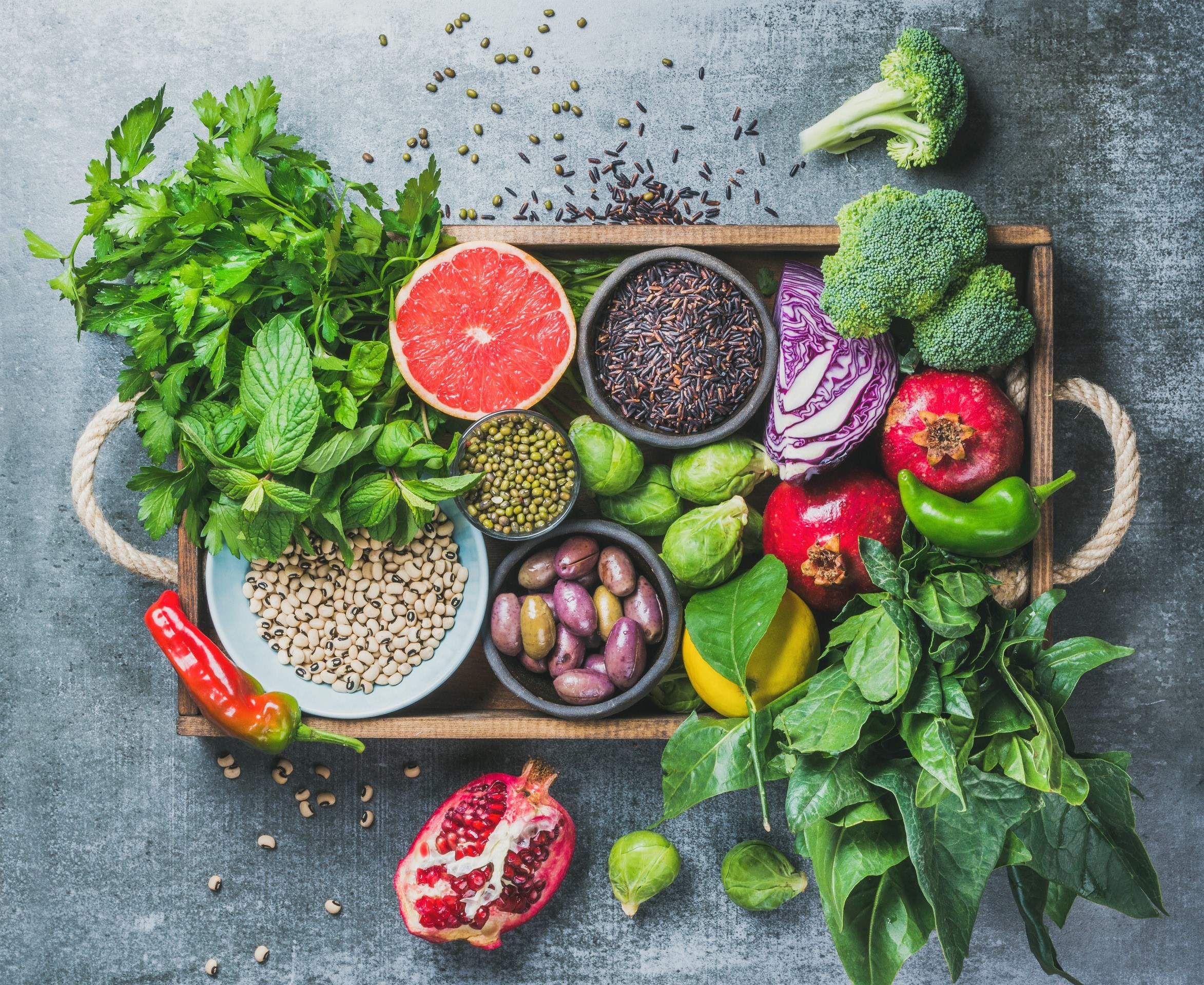 Et bord fullt av grønnsaker