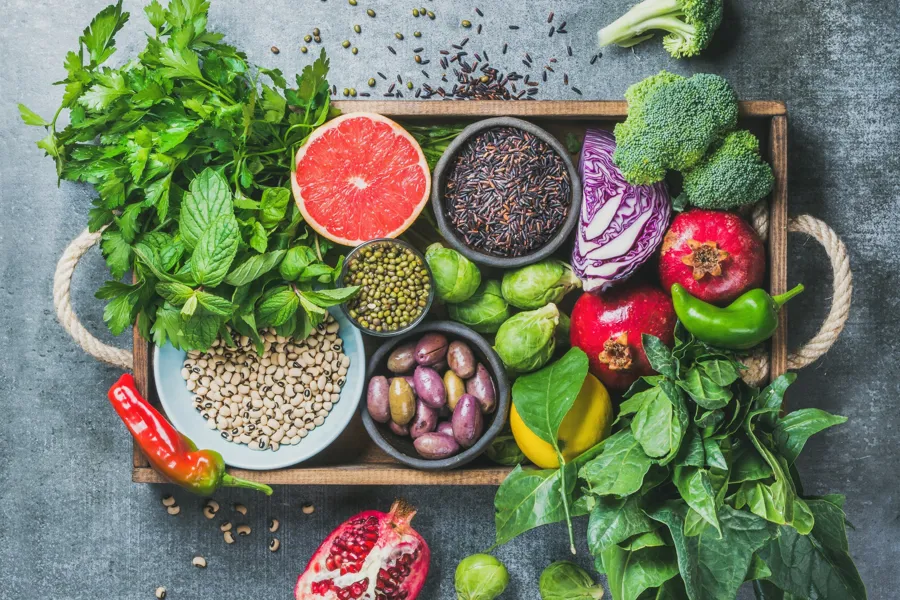 Et bord fullt av grønnsaker