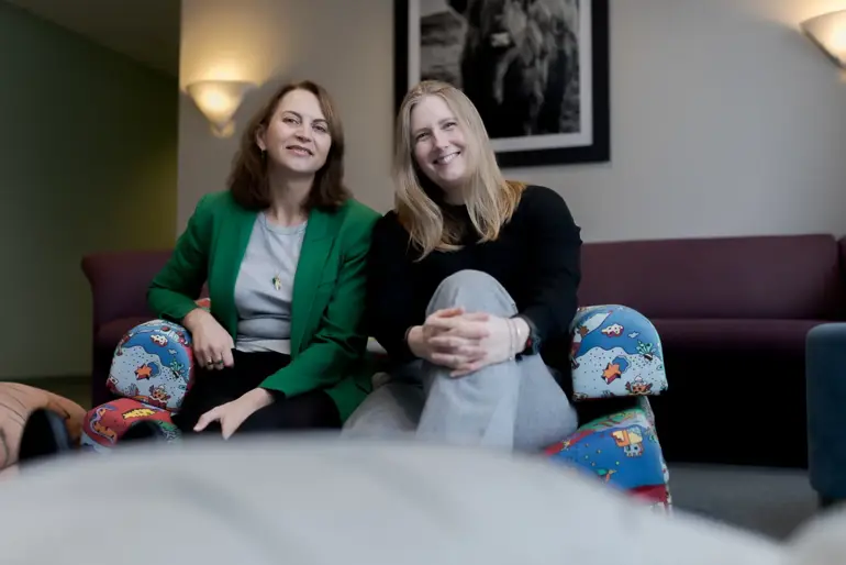 Ester Espeset og Ingrid Ø. Våge på venterommet ved BUP Haugesund. Foto Eirik Dankel. Arbeidet har fått mye oppmerksomhet og samhandlings modellen er nå anbefalt i nasjonale føringer fra Helsedirektoratet. – At andre ser nytte av modellen er gøy. Å dele og inspirere, har vært vår visjon hele veien, forteller de stolte prisvinnerne. Les mer på Helse Fonna.no