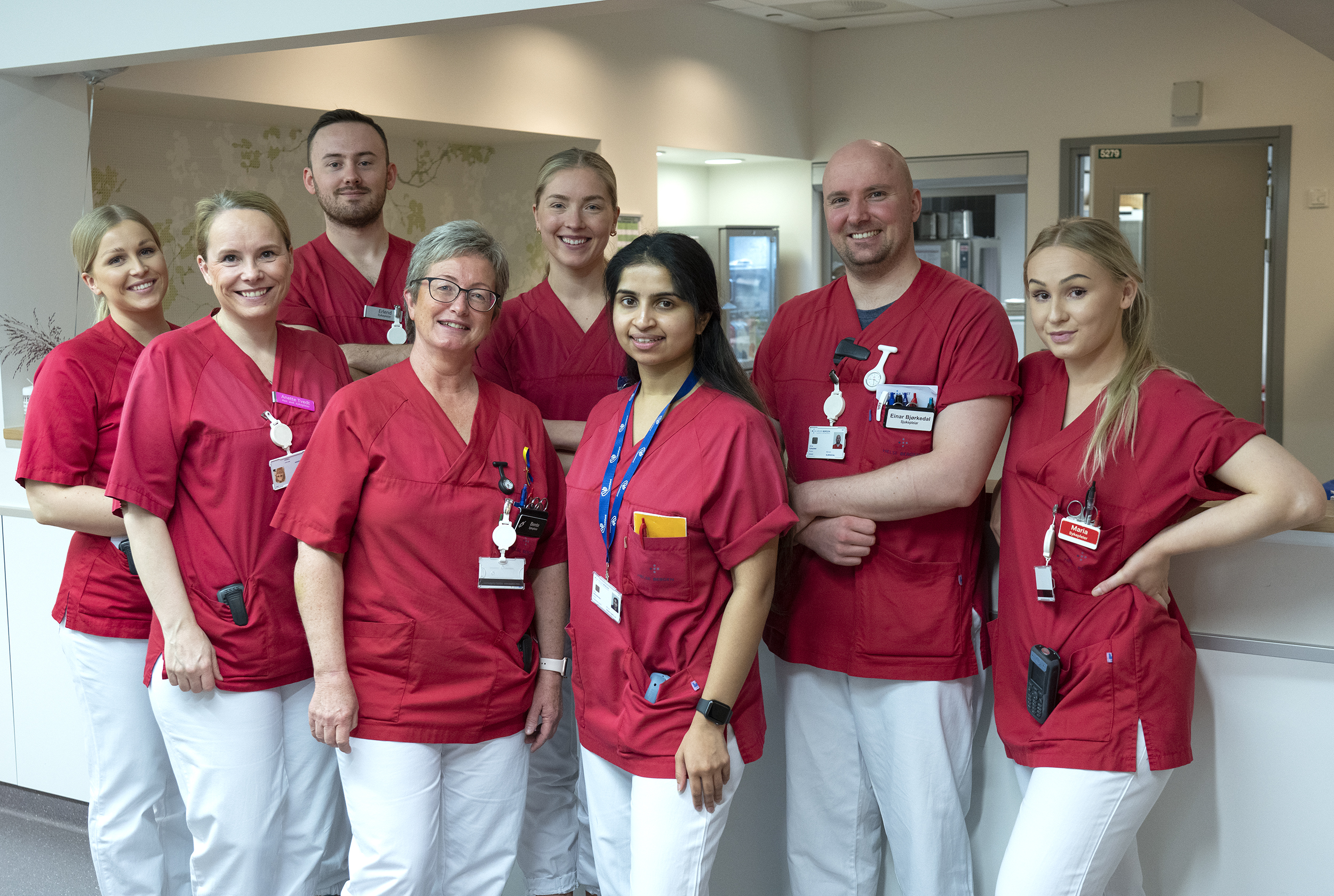 En gruppe mennesker iført røde skjorter